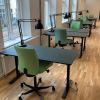 Arbejdsbord med rektangulære ben ser pæn og stilfuld ud i det åbne kontorfællesskab.