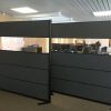AKUPRO+ skærmvæg, stilfuld skærmvæg i mørk grå til modernisering af åbent kontorlandskab