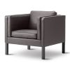 2334 loungestol i sort læder, designet af Børge Mogensen og Peter Mogensen