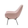 Noomi String lounge stol i rosa består af et moderne design kombineret med en fantastisk siddekomfort