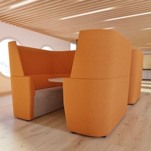 Orangebox, polstrede sofaer og bokse med en skandinavisk enkelthed og stilen er kompatibel