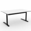 Quadro skrivebord med hvid bordplade og sorte ben, kan anvendes til indretning af kontor