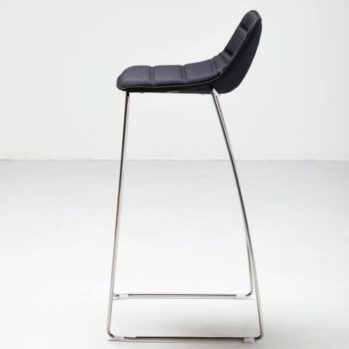 S10 barstol med sort sæde, kan anvendes til indretning af lounge