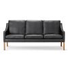 2209 3 pers. sofa i sort læder, et enkelt og karakteristisk design, få indretningsløsninger til kontoret