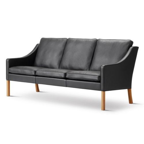 2209 3 pers. sofa i sort læder, til indretning af opholdsstuer, lounger, hoteller m.m.