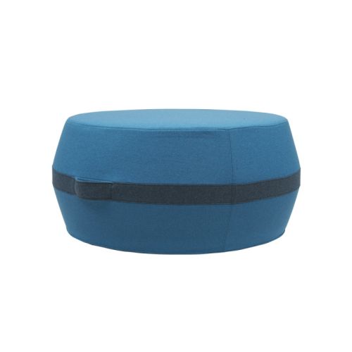 Lisbon puf i blå er multifunktionel og har et flot designudtryk, designet af busk+hertzog