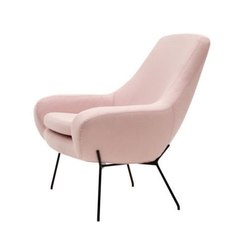 Noomi String lounge stol i rosa er velegnet til indretning af f.eks. private erhverv og offentlige miljøer