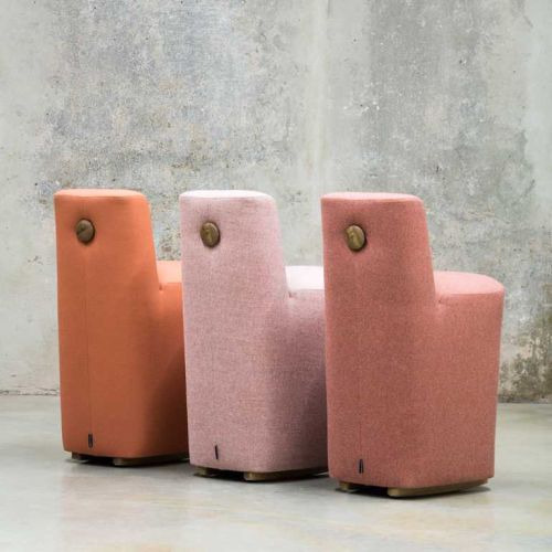 Hubert bar stol, fås i flere farver, designet af Martin Pärn og Janno Nõu/ Iseasi