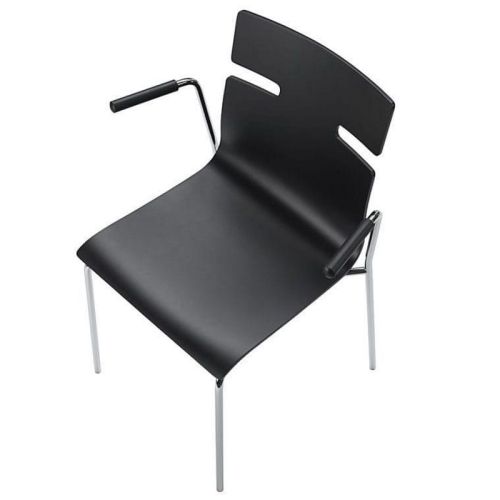 WHISPER stol, sort med armlæn, indhak i stoleryggen giver mulighed for at hænge tasken på stolen
