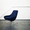 Noomi swivel stol i blå er tilgængelig i mange flotte farver og stofkvaliteter