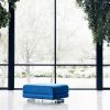 Max puf i blå kan anvendes som selvstændig møbel eller sammen med en sofagruppe