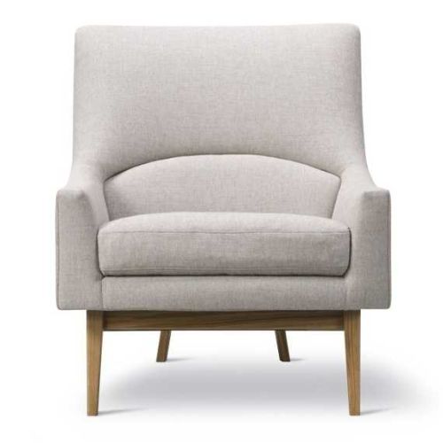 A-Chair Wood Base, af designeren Jens Risom, kan polstres i forskellige stof- og lædertyper