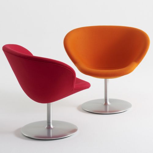 Capri loungestol, smart lille lænestol i rød og orange på søjlestel, smukt design på Capri stolen