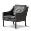 2207 Lænestol i sort læder, til indretning af opholdsstuer, lounge, hoteller m.m.
