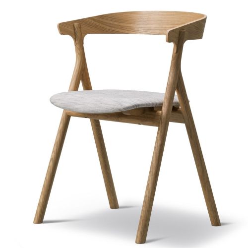 Yksi stol med armlæn og polstret sæde i stof, Thau & Kallio, kan anvendes til indretning af cafe eller restaurant