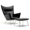 CH445 Wing Chair i sort læder, Design: Hans J. Wegner, Carl Hansen & Søn. Ses her med fodskammel