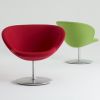 Capri lounge stol, smart lille lænestol i rød og grøn på søjlestel, smukt design på Capri stolen