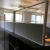 Skærm med plexiglas på reol giver god lyddæmpning i kontoret