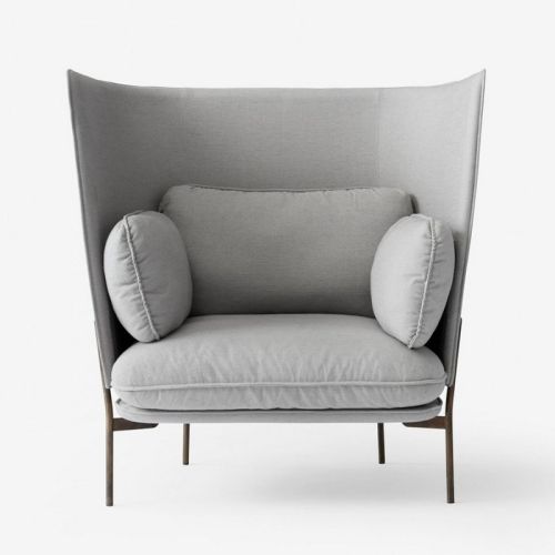 Cloud LN5 lænestol med høj ryg i lys grå, anvendes i loungeområder, på chefkontorer samt i private hjem
