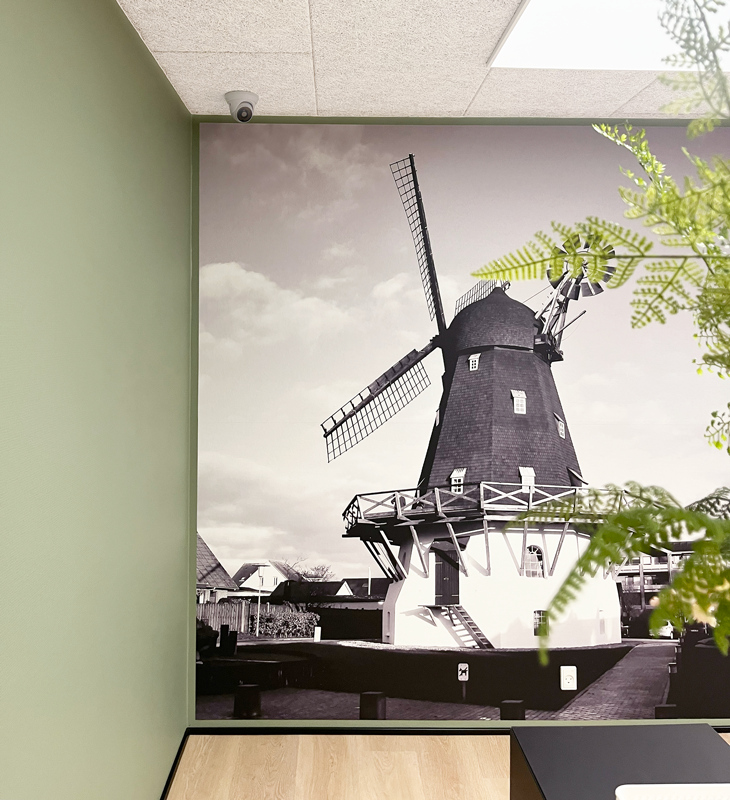 Stort venteværelse indrettet med mange siddepladser