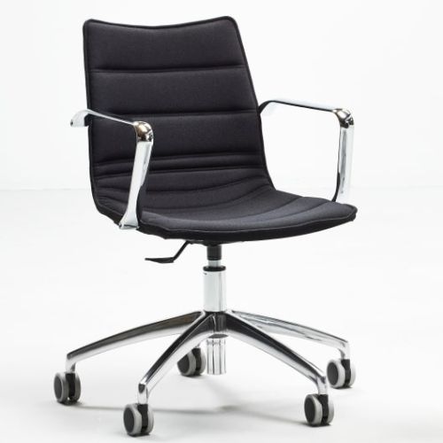 S10 konferencestol med sort læder stofbetræk, kan anvendes til indretning af konferencelokale