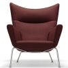 CH445 Wing Chair i smukt vinrødt stof, Design: Hans J. Wegner, Carl Hansen & Søn. Flot stol til erhvervsindretningen
