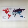 Akustikbillede med print af verdenskort