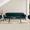 Harc sofa kan fås i flere farver og tekstiler samt ben i pulverlakering, træ, krom eller aluminium.