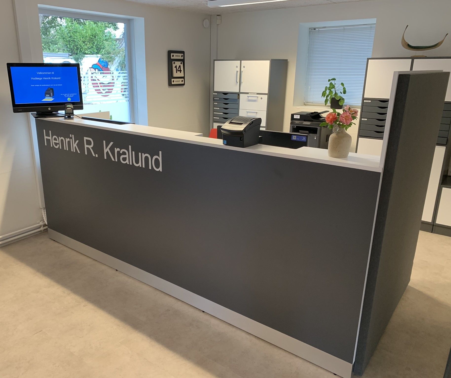 Skranker med skærm mellem
