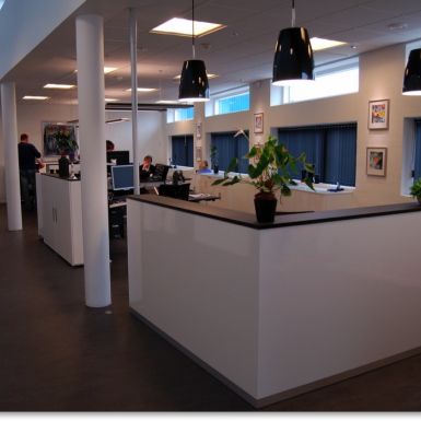 Skranke i hvid laminat med sort linoleumstop