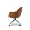 Swoon swivel stol med polstrin af læder og hjul.
