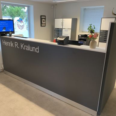 Skranker med skærm mellem