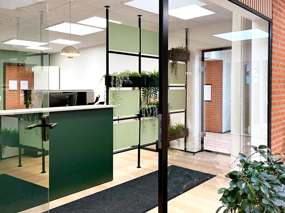 Grønt indrettet sekretariat og reception i lægehus