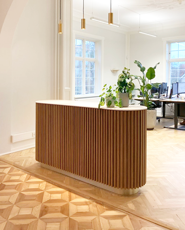 Skranke med lameller i buet design