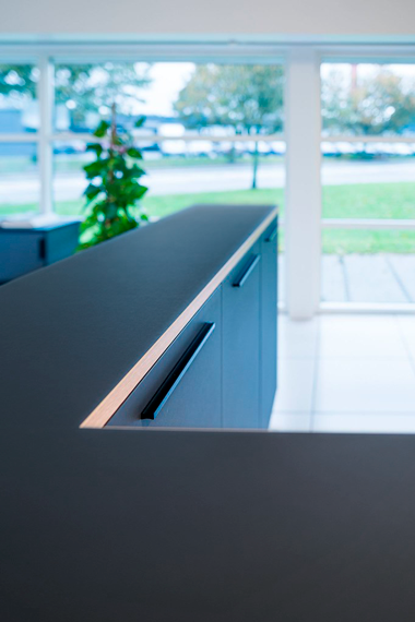 Sort skranke med vinkel