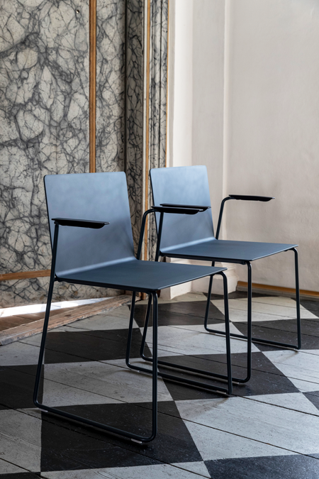 Sorte stole i lokaler indrettet med mønstre