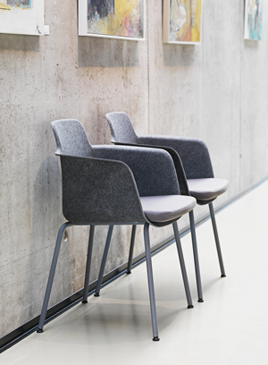 Grå stole i lokale med betonvægge