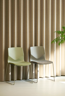 2 stole i harmonerende grøn og beige farve