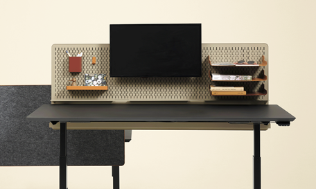 Skrivebord til fleksibelt arbejde indrettet med hylder