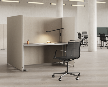 Skærmvægge ved arbejdsplads i lys indretning