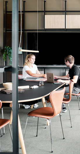 Samarbejde ved fælles arbejdsplads i mødelokale