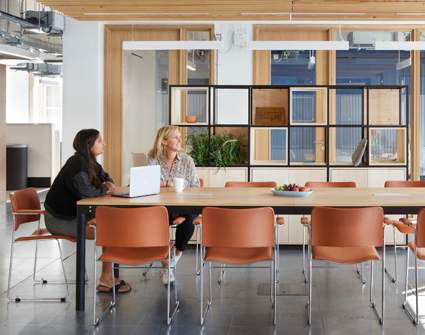 mødebord med stole, modulsystem og 2 personer