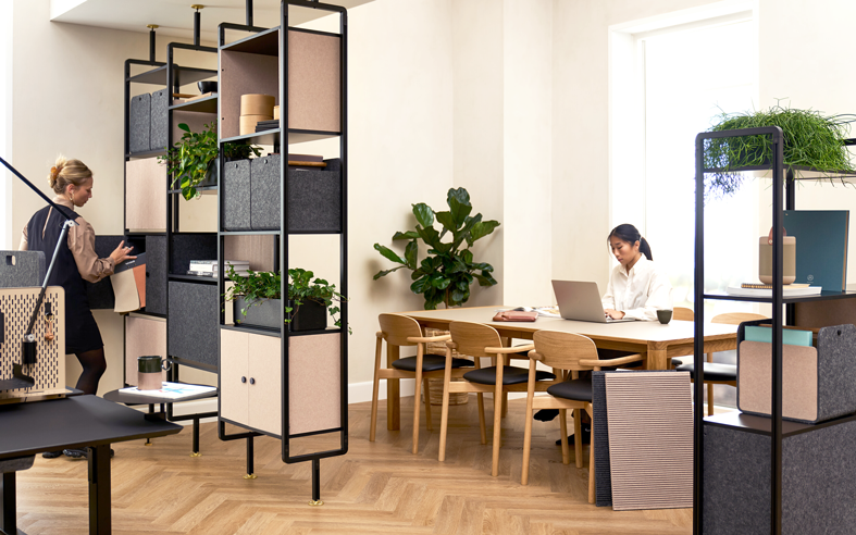 Kontorlokale indrettet med modulsystem og mødebord