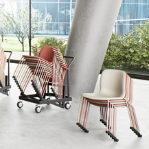 Stole med vogn til at stable