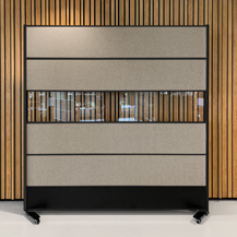 AKUPRO+ skærmvæg med beige farve og plexiglas