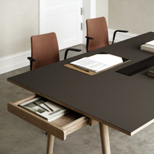 Sort bord med skuffe i nordisk lokale