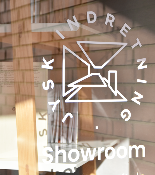 Glasvæg med logo tekst