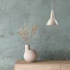 Grid loftlampe vist over kommode