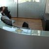 Elegant buet skranke med glastop, indretning af reception
