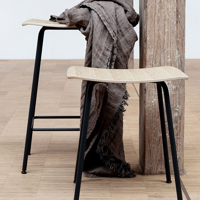 Four Stools med stålben, sæde er produceret i egetræsfinér, design af Strand+Hvass
